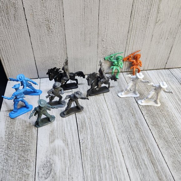 Vintage Mixed Cowboys and Horses Figures Toys Plastic - Lot Of 11 - Picture 2 of 3